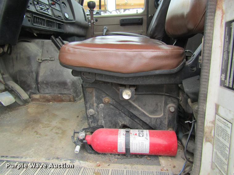 image for item DD8419 1983 International 1955 semi truck