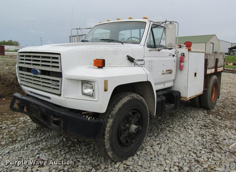 image for item DD8420 1987 Ford F700 flatbed truck