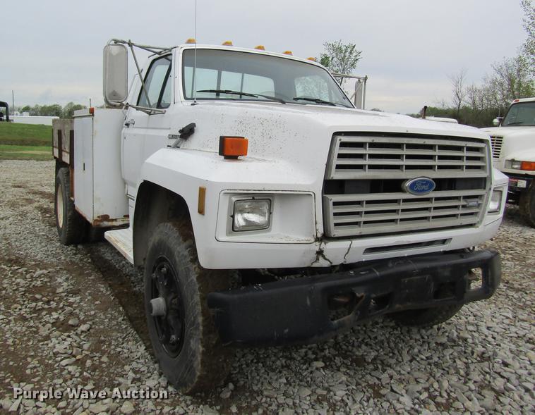 image for item DD8420 1987 Ford F700 flatbed truck