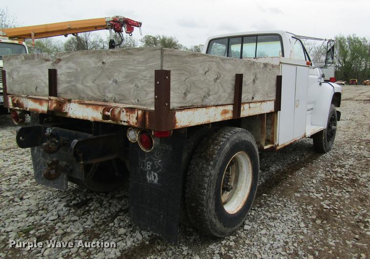 image for item DD8420 1987 Ford F700 flatbed truck