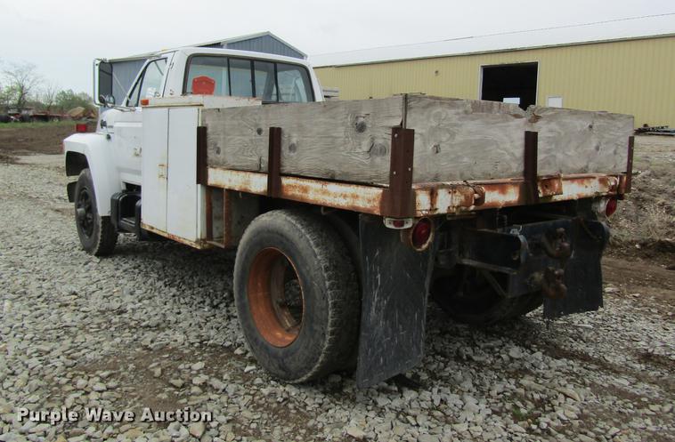 image for item DD8420 1987 Ford F700 flatbed truck