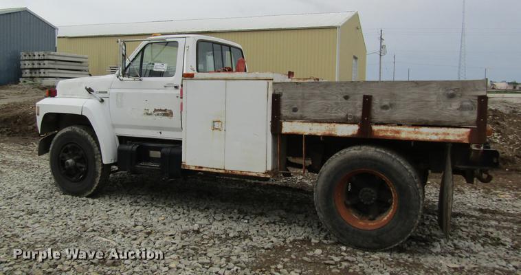 image for item DD8420 1987 Ford F700 flatbed truck