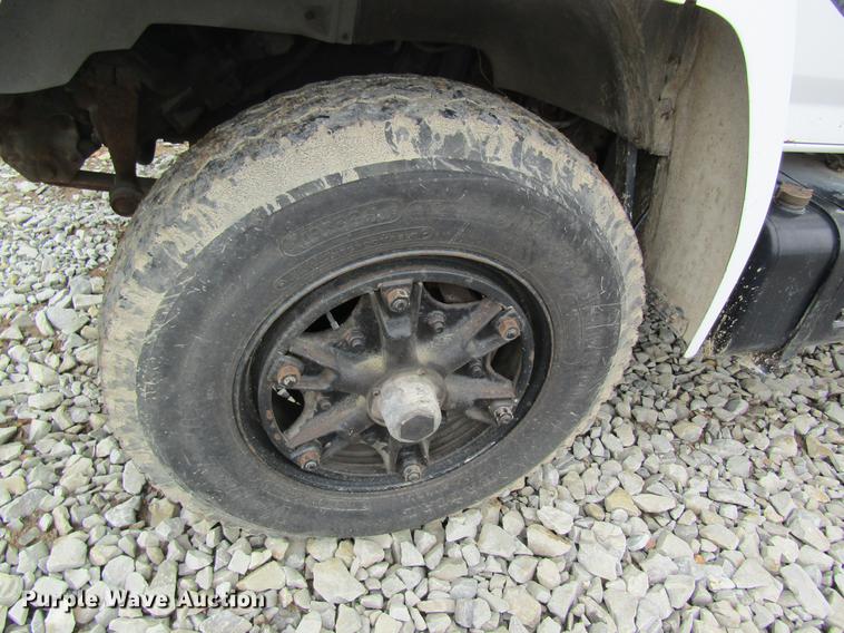 image for item DD8420 1987 Ford F700 flatbed truck