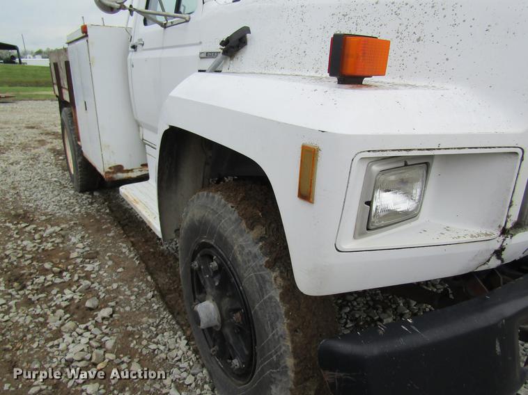 image for item DD8420 1987 Ford F700 flatbed truck