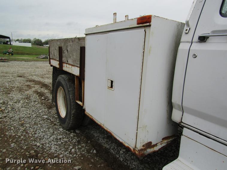 image for item DD8420 1987 Ford F700 flatbed truck
