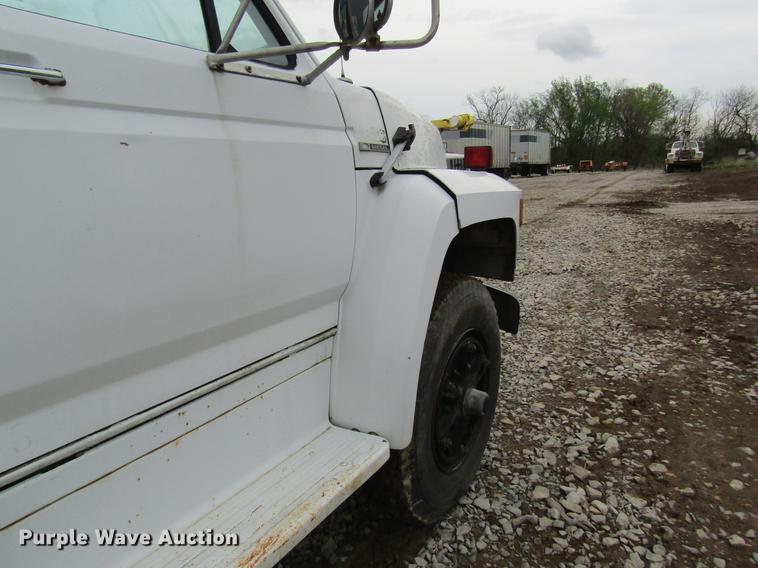 image for item DD8420 1987 Ford F700 flatbed truck
