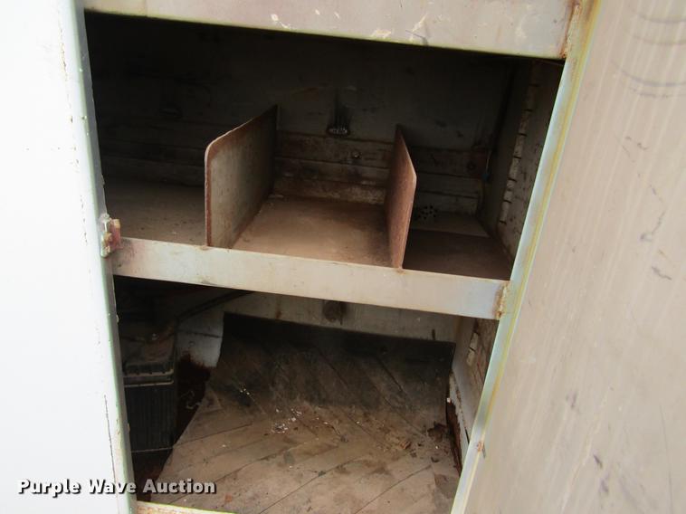 image for item DD8420 1987 Ford F700 flatbed truck