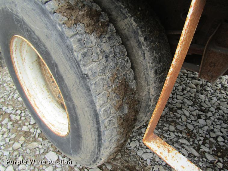 image for item DD8420 1987 Ford F700 flatbed truck