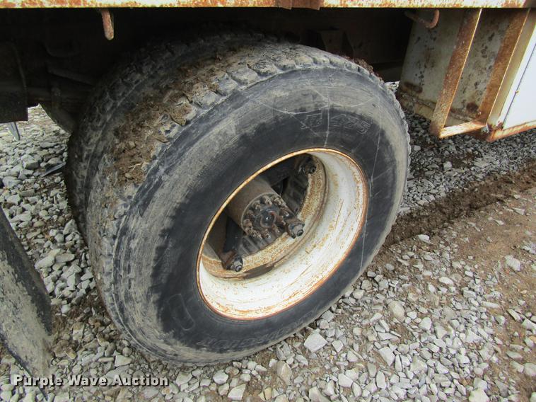 image for item DD8420 1987 Ford F700 flatbed truck