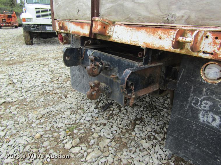 image for item DD8420 1987 Ford F700 flatbed truck
