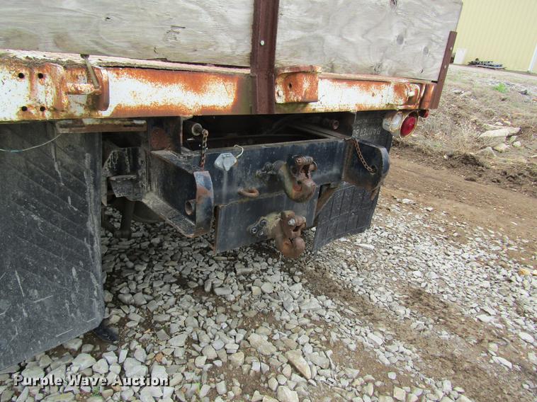 image for item DD8420 1987 Ford F700 flatbed truck