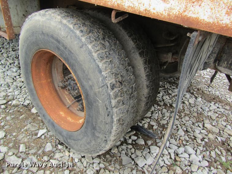 image for item DD8420 1987 Ford F700 flatbed truck