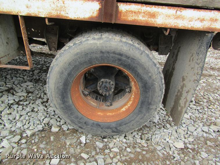 image for item DD8420 1987 Ford F700 flatbed truck