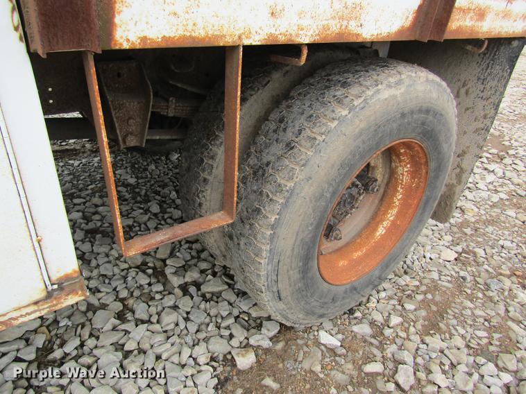 image for item DD8420 1987 Ford F700 flatbed truck