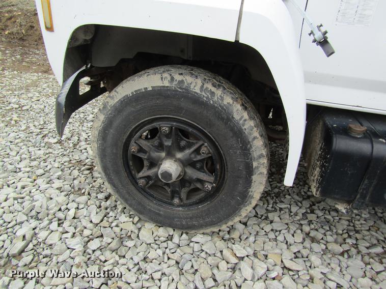 image for item DD8420 1987 Ford F700 flatbed truck