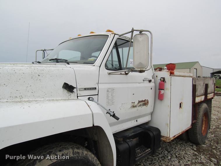 image for item DD8420 1987 Ford F700 flatbed truck