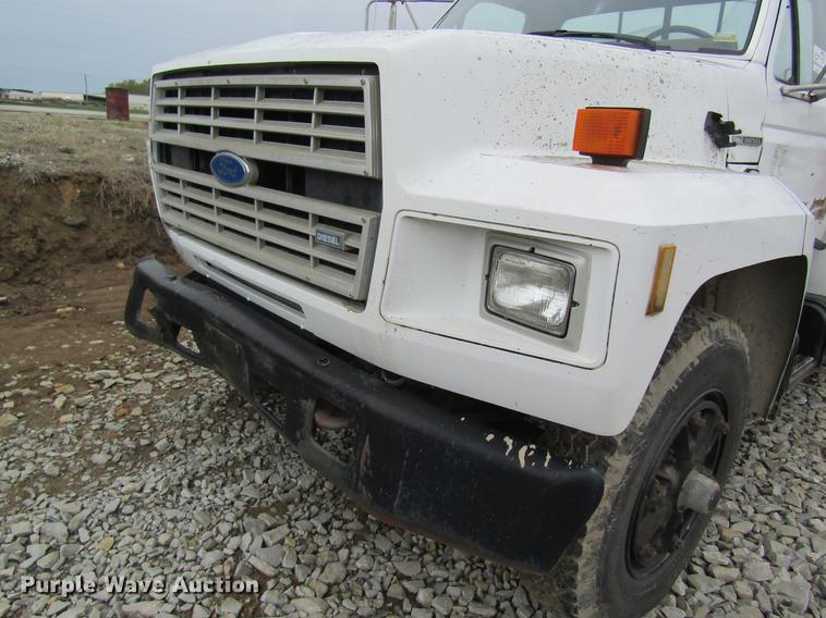 image for item DD8420 1987 Ford F700 flatbed truck