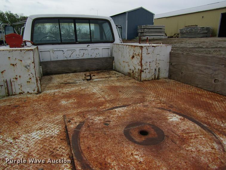 image for item DD8420 1987 Ford F700 flatbed truck