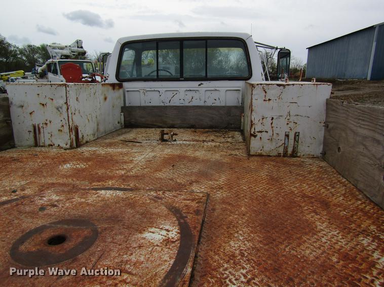 image for item DD8420 1987 Ford F700 flatbed truck