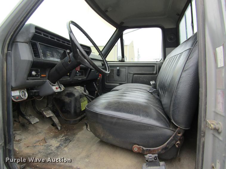 image for item DD8420 1987 Ford F700 flatbed truck