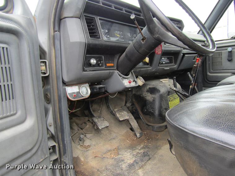 image for item DD8420 1987 Ford F700 flatbed truck