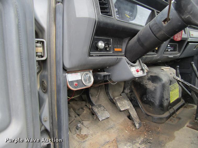 image for item DD8420 1987 Ford F700 flatbed truck