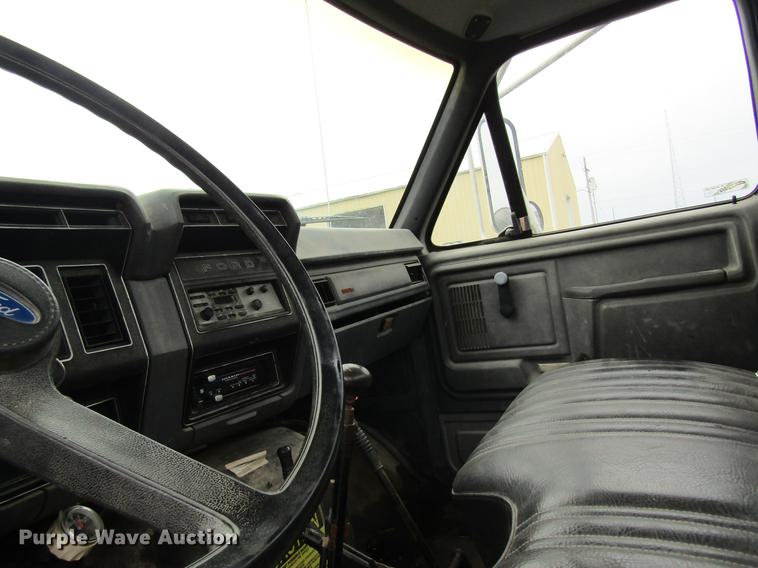 image for item DD8420 1987 Ford F700 flatbed truck