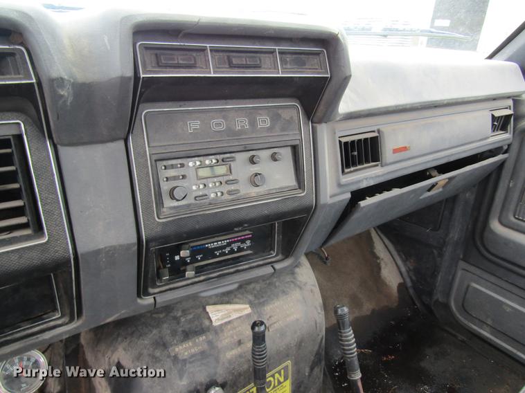 image for item DD8420 1987 Ford F700 flatbed truck