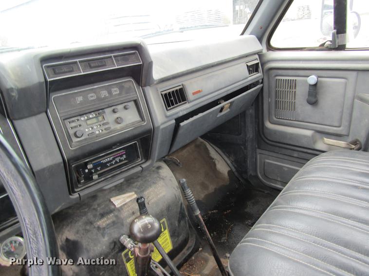 image for item DD8420 1987 Ford F700 flatbed truck