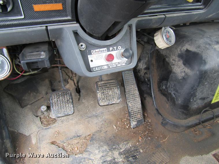 image for item DD8420 1987 Ford F700 flatbed truck