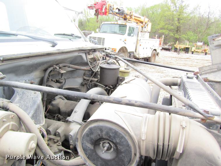 image for item DD8420 1987 Ford F700 flatbed truck