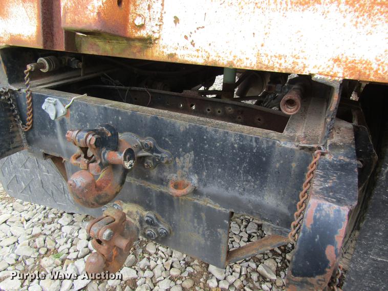 image for item DD8420 1987 Ford F700 flatbed truck