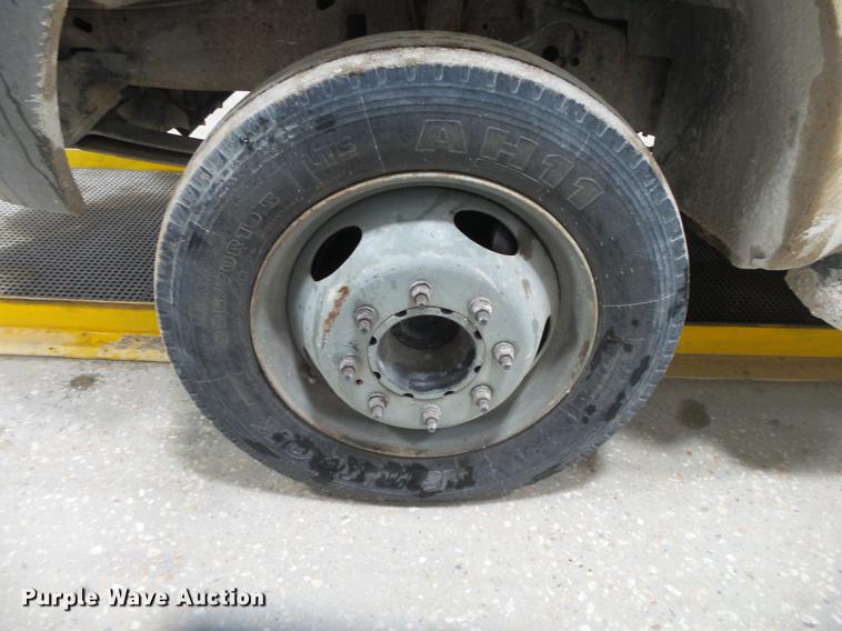 image for item DE3627 1999 Ford F450 utility truck