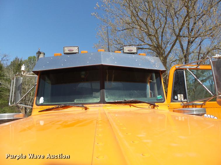 image for item DE3631 1991 Peterbilt 379 dump truck