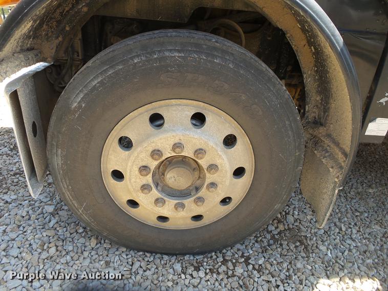 image for item DE3632 1993 Peterbilt 379 dump truck