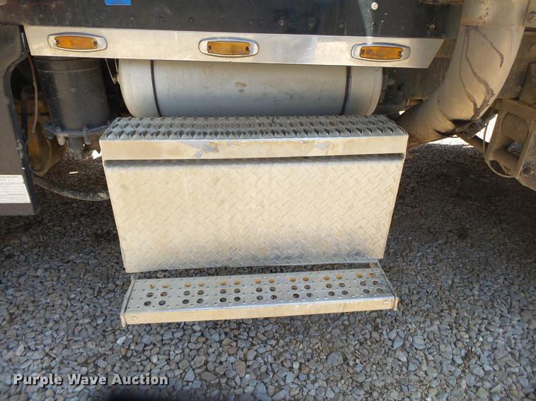 image for item DE3632 1993 Peterbilt 379 dump truck