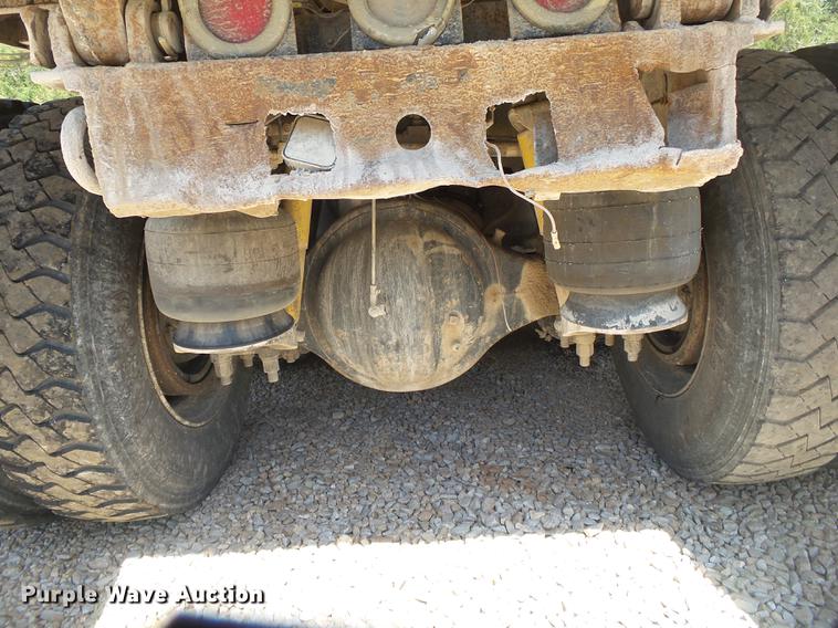 image for item DE3632 1993 Peterbilt 379 dump truck