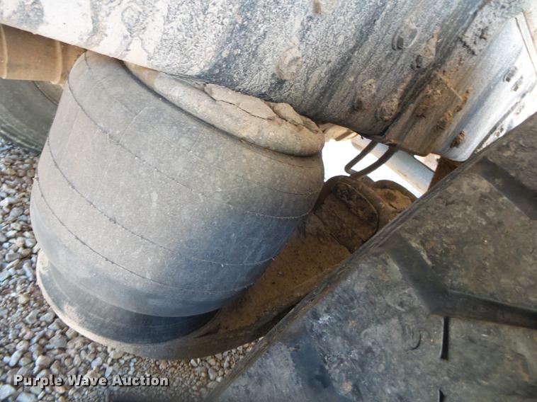 image for item DE3632 1993 Peterbilt 379 dump truck