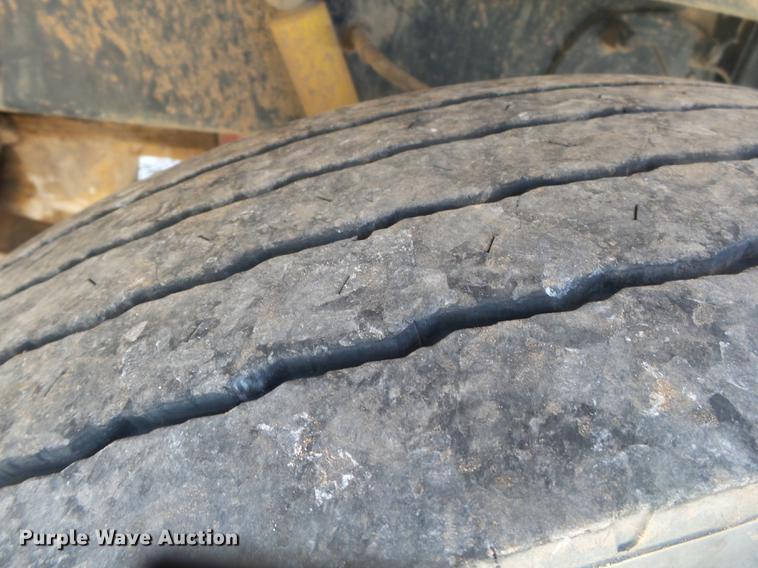 image for item DE3632 1993 Peterbilt 379 dump truck