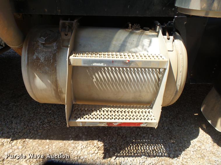 image for item DE3632 1993 Peterbilt 379 dump truck