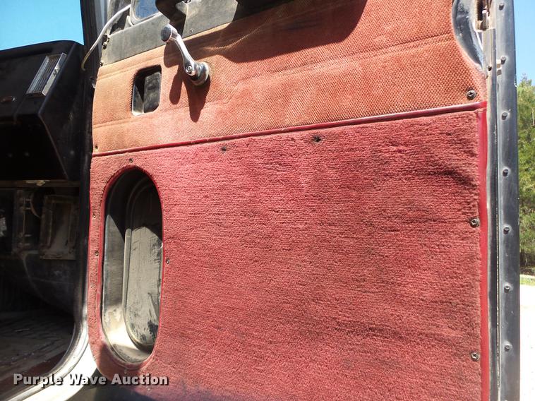 image for item DE3632 1993 Peterbilt 379 dump truck