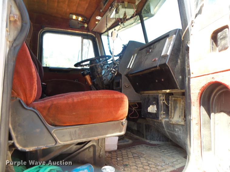 image for item DE3632 1993 Peterbilt 379 dump truck