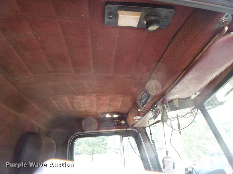 image for item DE3632 1993 Peterbilt 379 dump truck