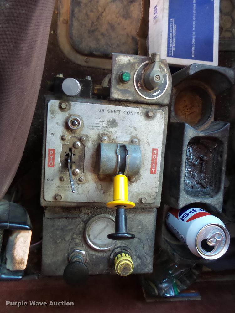 image for item DE3632 1993 Peterbilt 379 dump truck