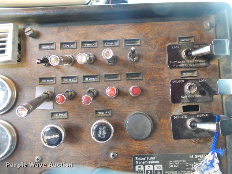 image for item DE3632 1993 Peterbilt 379 dump truck