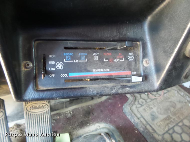 image for item DE3632 1993 Peterbilt 379 dump truck