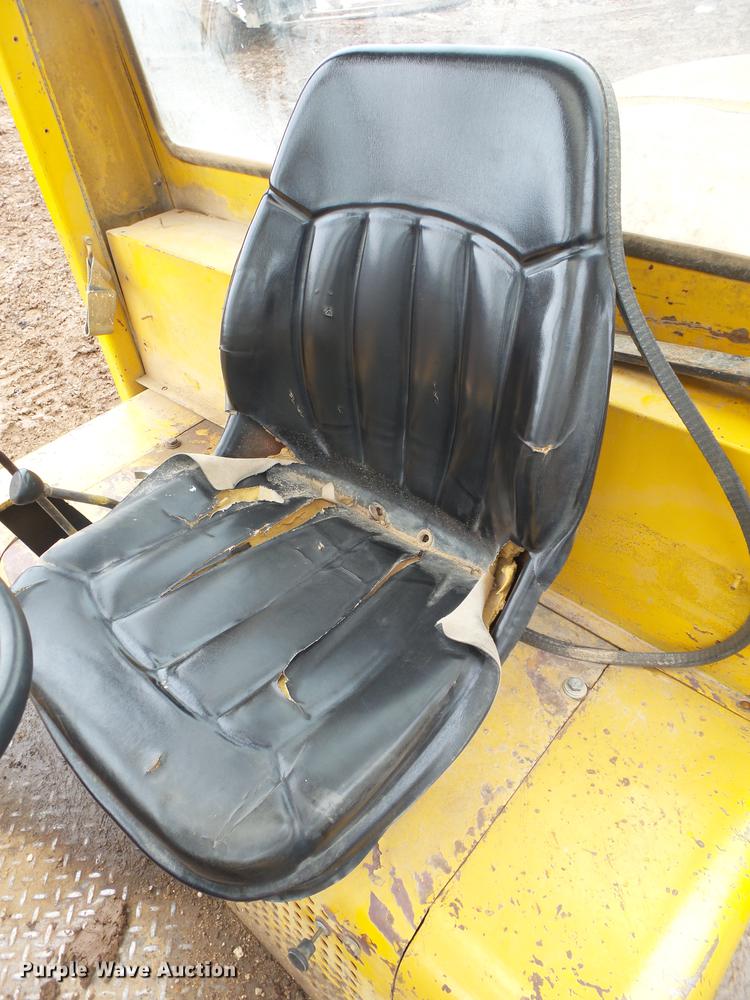 image for item DE3637 Hyster Challenger 150 forklift