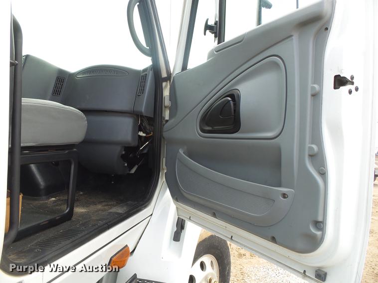 image for item DE3638 2007 International TranStar 8600 rollback truck