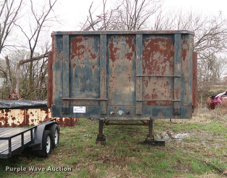 image for item DF3630 1979 Hobbs flatbed trailer