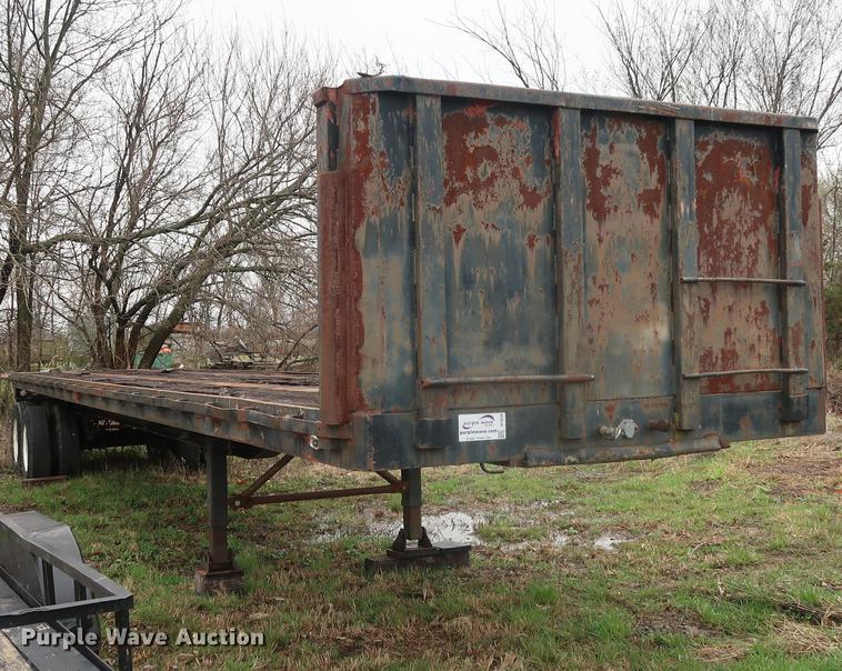 image for item DF3630 1979 Hobbs flatbed trailer